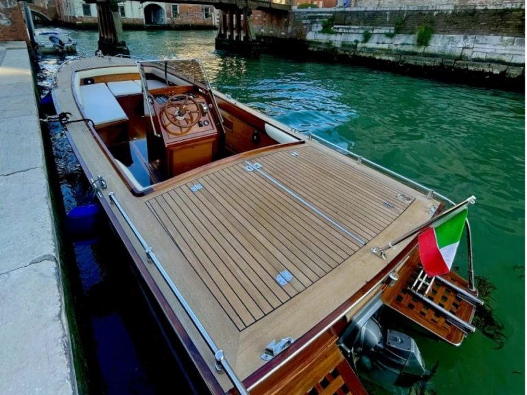 Charter a Barena Open in Venice on Samboat