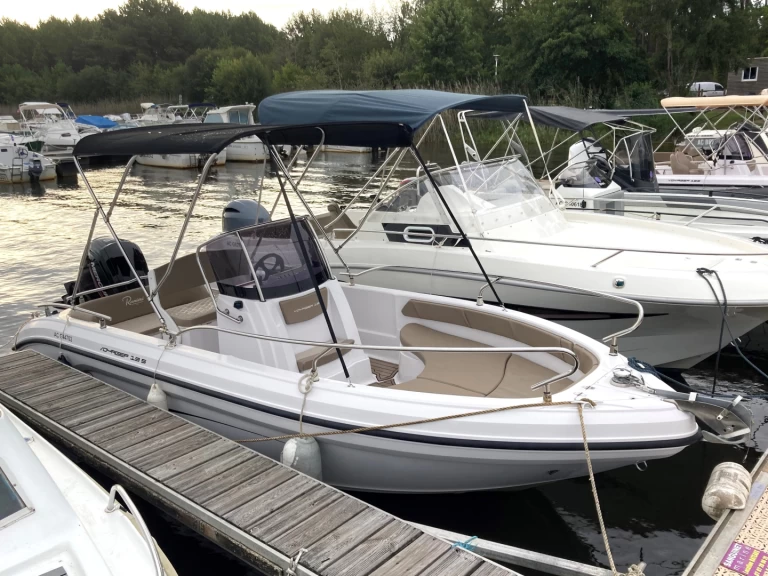 Hire Motorboat Ranieri with a boat licence
