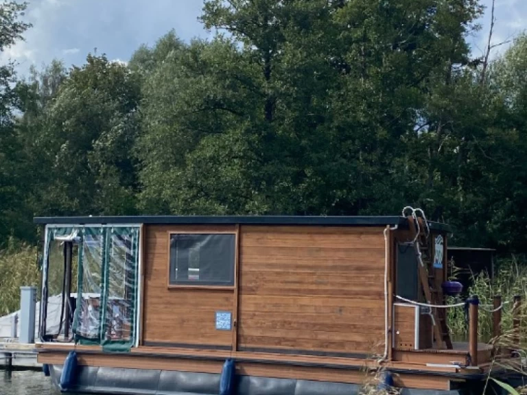 Hire Canal boat Floss with a boat licence