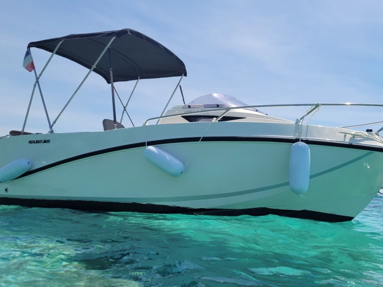 Hire Motorboat Quicksilver with a boat licence