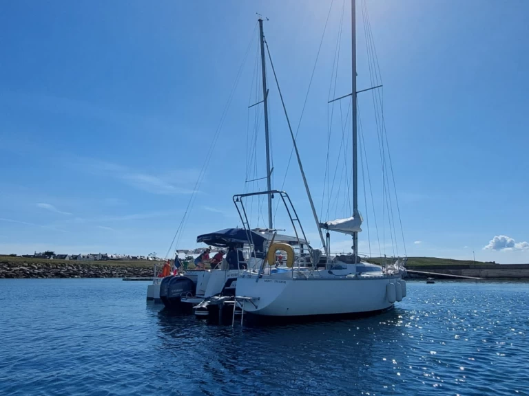 Sailboat to hire Arzal at the best price