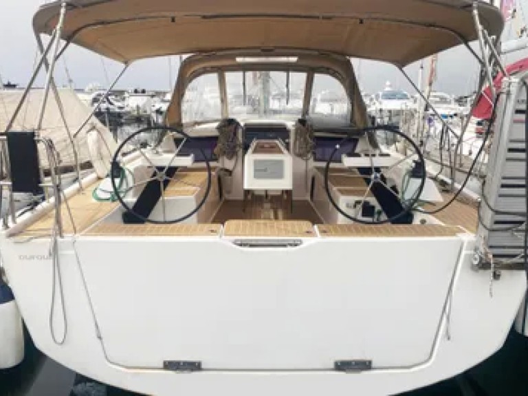 Sailboat to hire Arzon at the best price