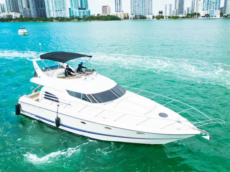 Yacht hire Miami cheap Manhattan 50