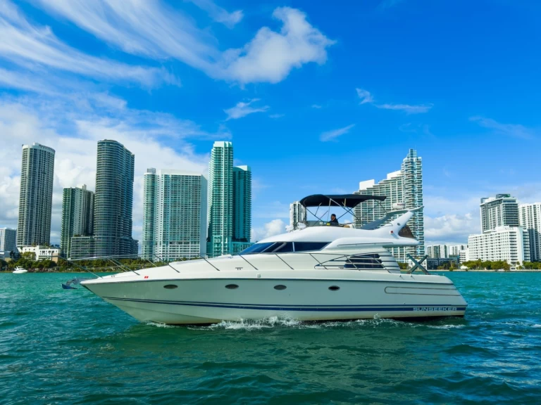 Luxury Yacht hire in Miami - Sunseeker Manhattan 50