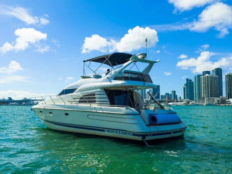 Charter a Sunseeker Manhattan 50 in Miami on Samboat