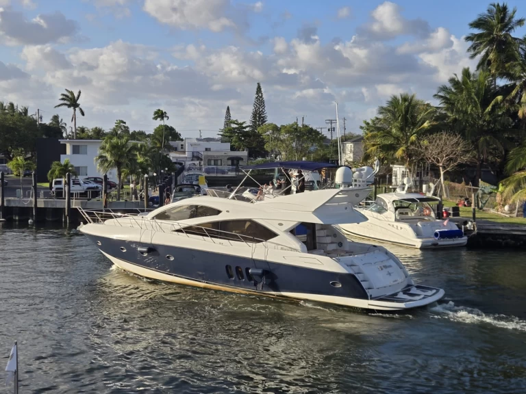 Luxury Yacht hire in Miami - Sunseeker Manhattan 70