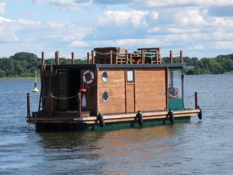 Hire Canal boat Floss with a boat licence