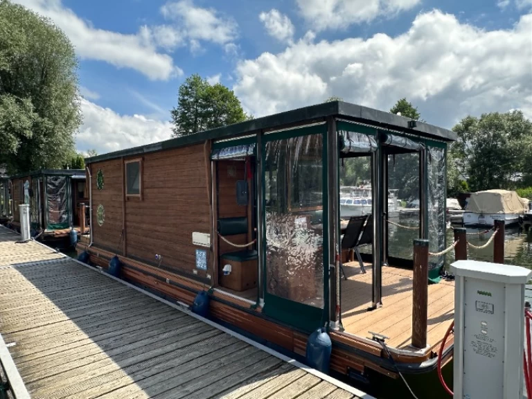 Hire Canal boat Floss with a boat licence