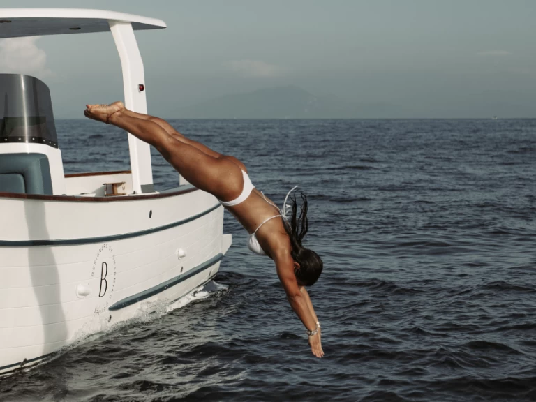 Hire a Gozzo FPJ FPT-F4AE0686*Q Amalfi