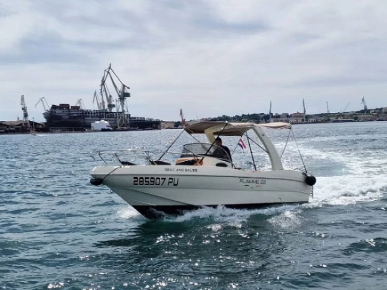 Hire Motorboat T.A.MARE with a boat licence