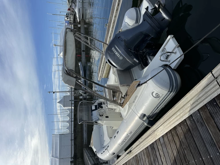 Charter a Capelli Tempest 700 in Arzon on Samboat