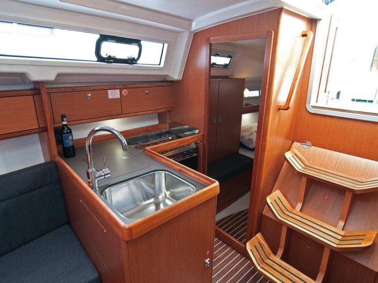 Yacht hire Split cheap Cruiser 33