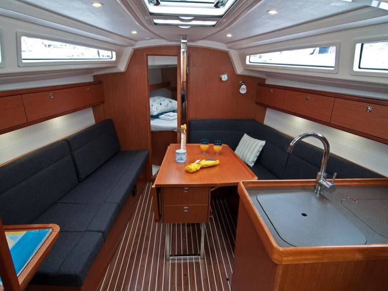 Sailboat hire in Split - Bavaria Cruiser 33