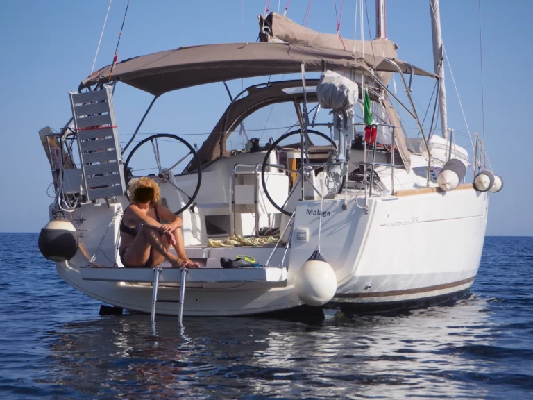 Hire Sailboat Jeanneau with a boat licence