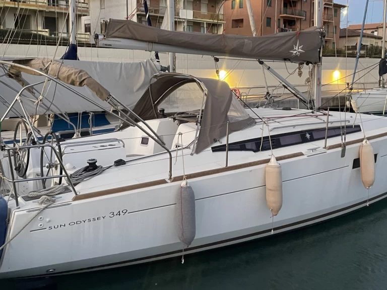 Yacht charter Marina di Grosseto - Jeanneau Sun Odissey 349 on SamBoat