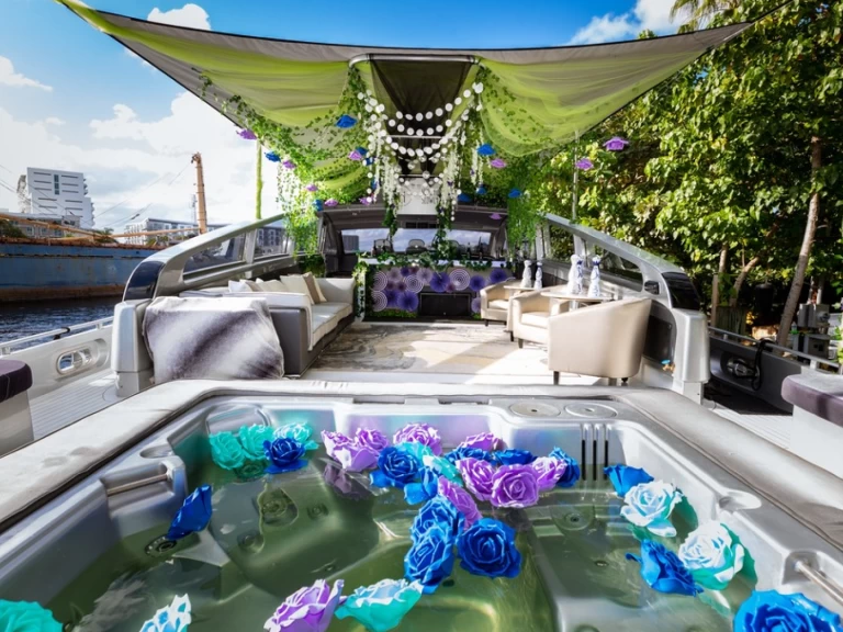 Hire Luxury Yacht Leopard (Arno) with a boat licence