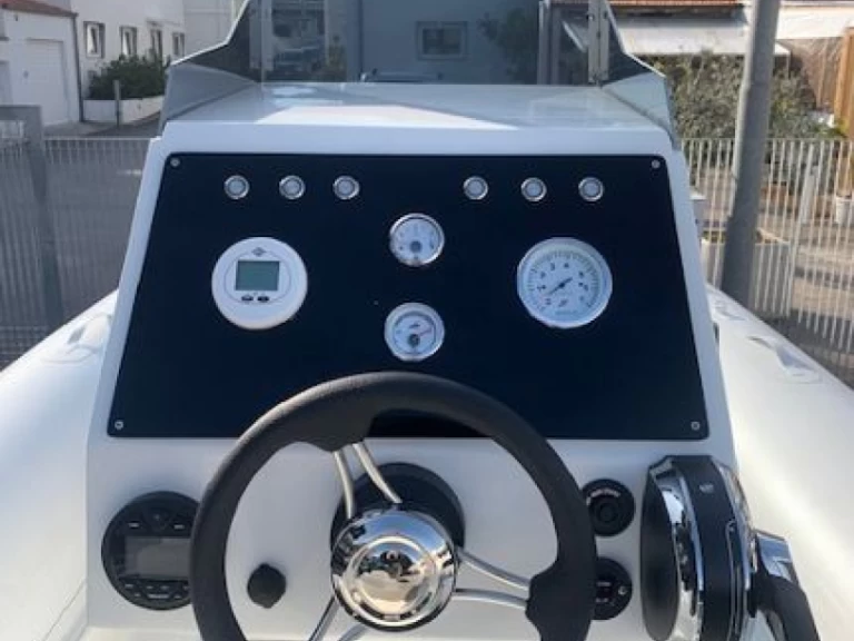 Hire RIB Astronautica with a boat licence