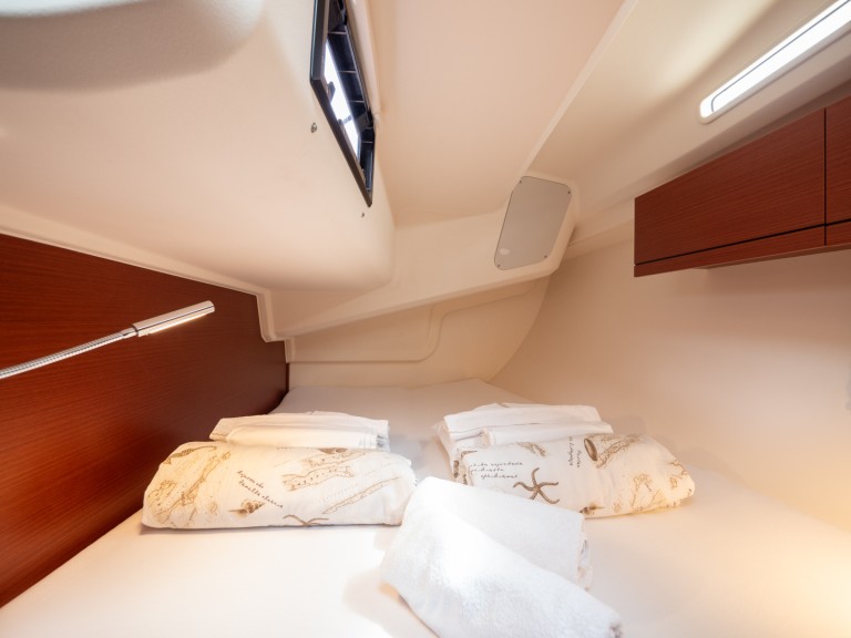Yacht hire Split cheap Hanse 418
