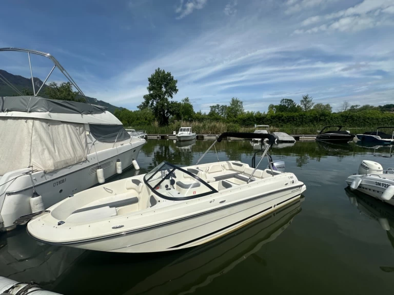 Hire Motorboat Bayliner with a boat licence