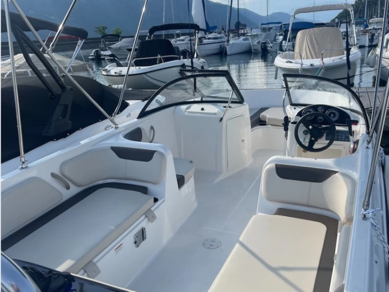 Hire Motorboat Bayliner with a boat licence