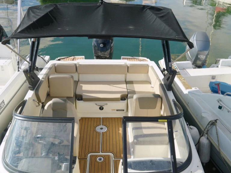 Charter a Bayliner BAYLINER VR4 in Aix-les-Bains on Samboat