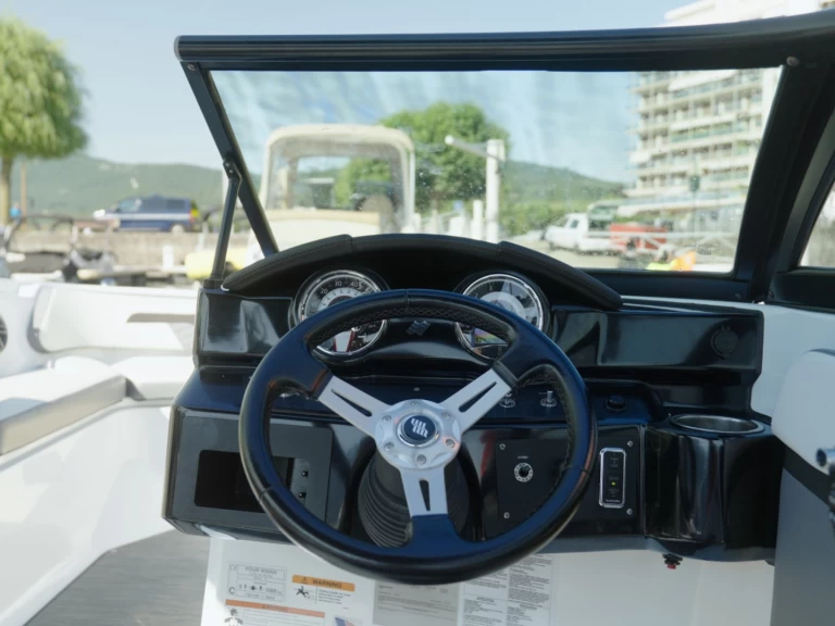 Four Winns HD 200 OB charter bareboat or skippered in  Aix-les-Bains