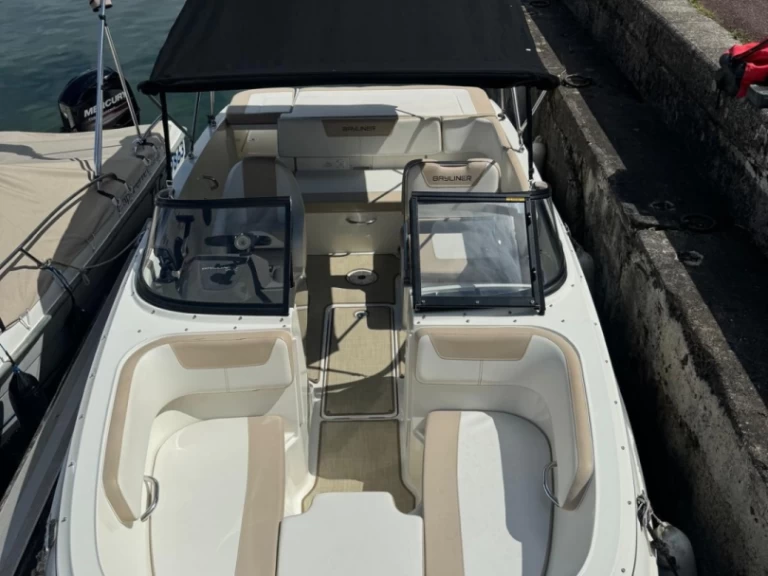 Bayliner BAYLINER VR5 charter bareboat or skippered in  Le Bourget-du-Lac