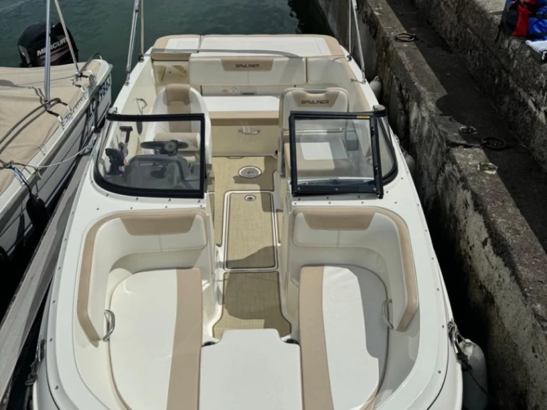 Hire a Bayliner BAYLINER VR5 Le Bourget-du-Lac
