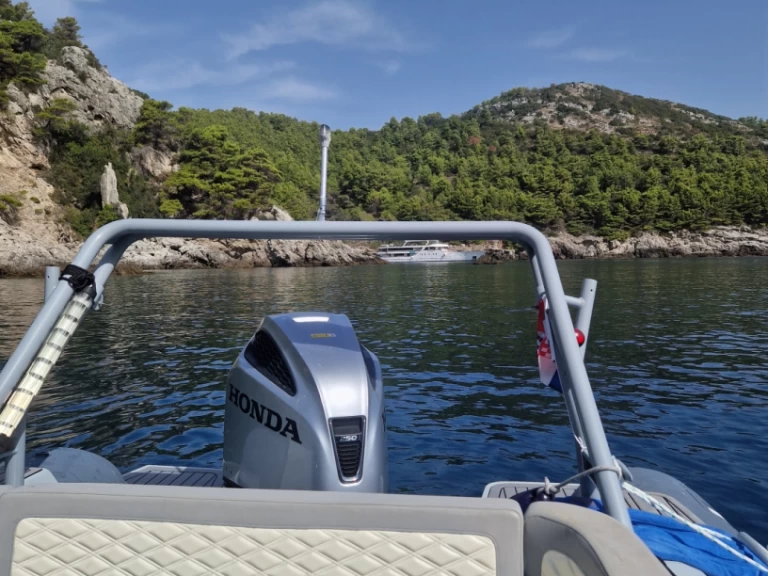 Hire RIB Highfield with a boat licence