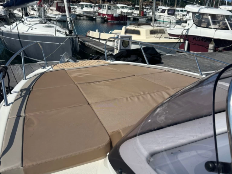 Hire a Quicksilver QUICKSILVER 755 ACTIV SUNDECK Trébeurden