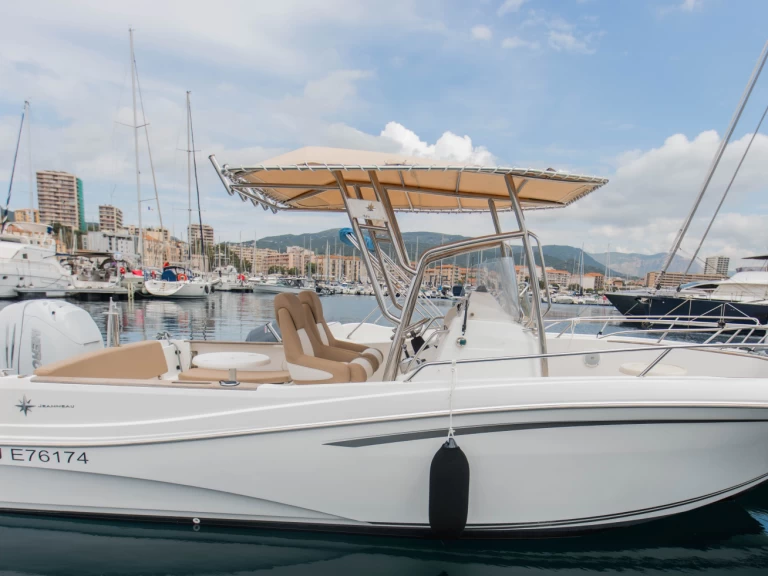 Yacht charter Ajaccio - Bénéteau Cap Camarat 7.5 CC on SamBoat