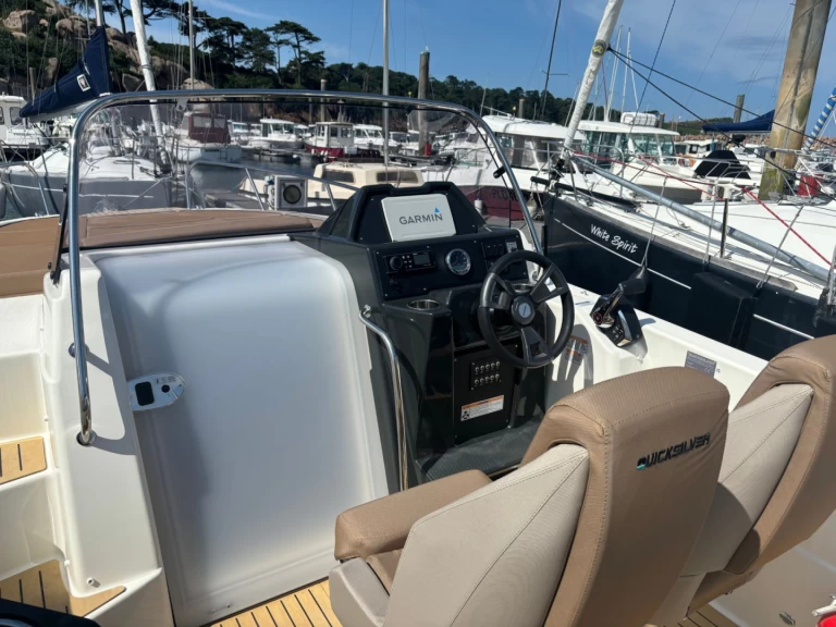 Hire a Quicksilver QUICKSILVER 755 ACTIV SUNDECK Trébeurden