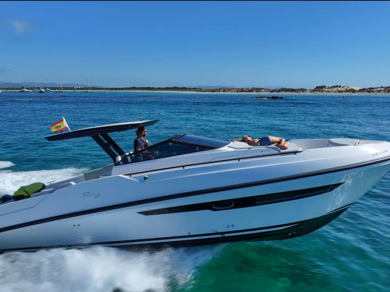 Motorboat to hire Ibiza Town at the best price