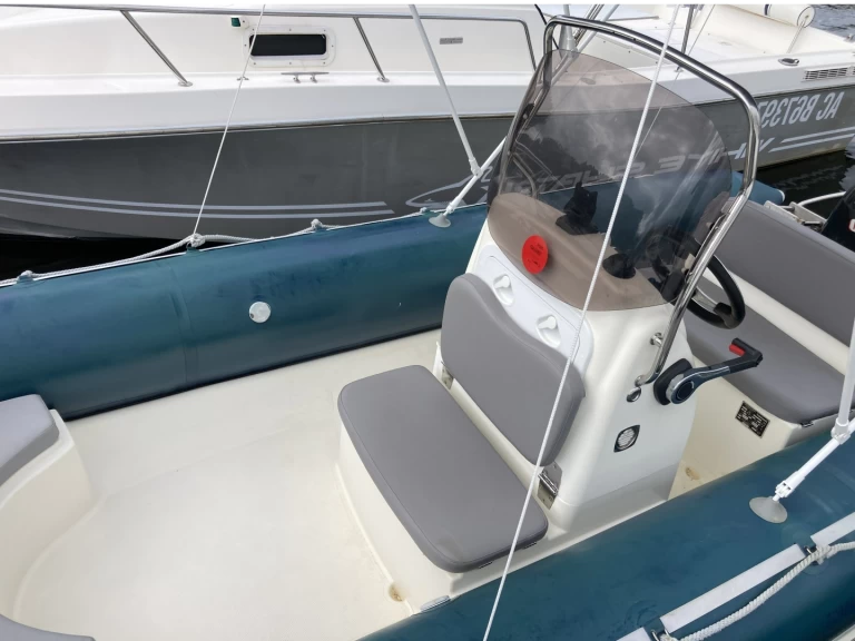 Charter a Bombard Sunrider 550 in Sanguinet on Samboat