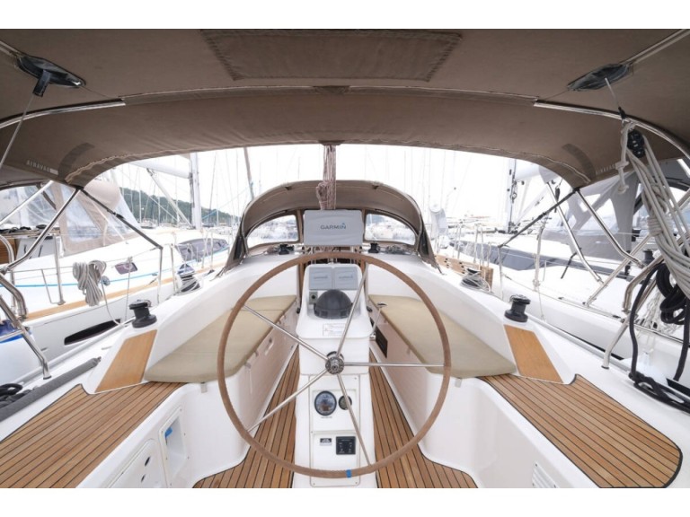 Hire a Bavaria Bavaria 33 Cruiser Fethiye