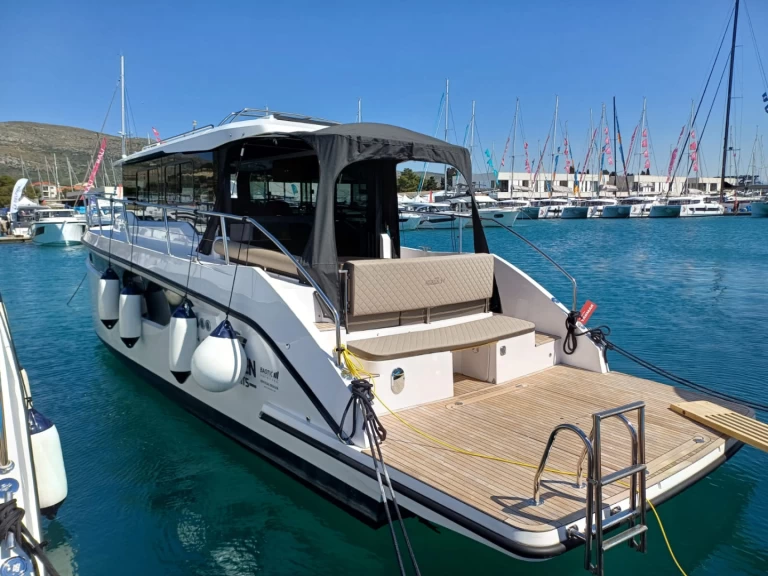 Motorboat to hire Seget Donji at the best price