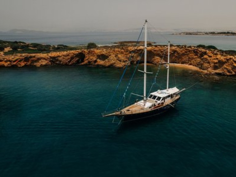 Sailboat to hire Sarandë at the best price