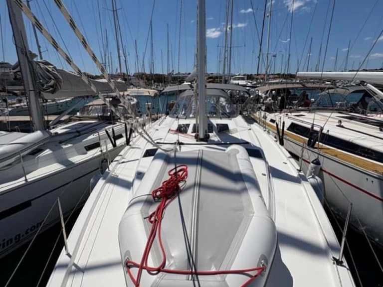Sailboat to hire Jezera at the best price