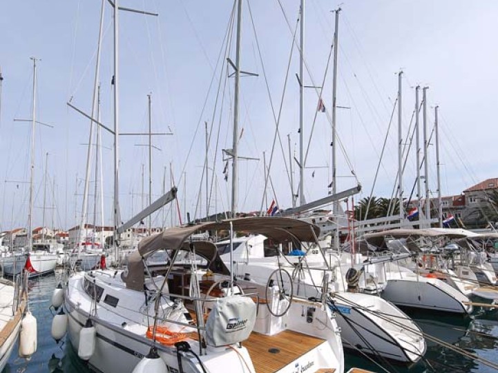 Sailboat hire in Pula - Bavaria Cruiser 34
