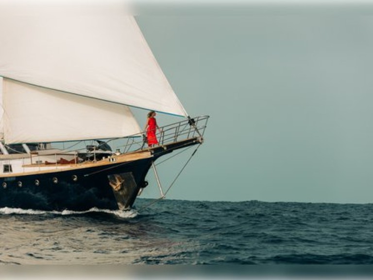 Sailboat to hire Sarandë at the best price