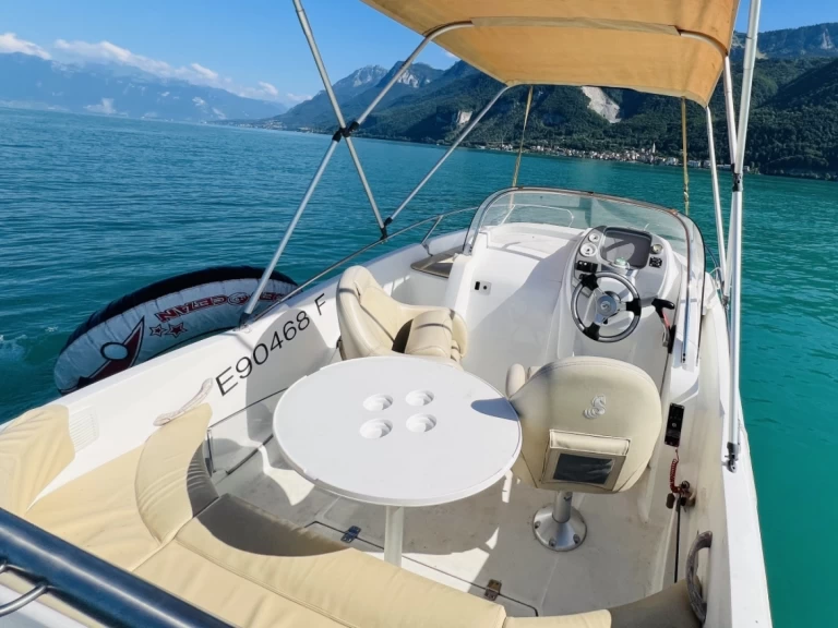 Charter a Bénéteau Flyer 550 Sun Deck in Évian-les-Bains on Samboat