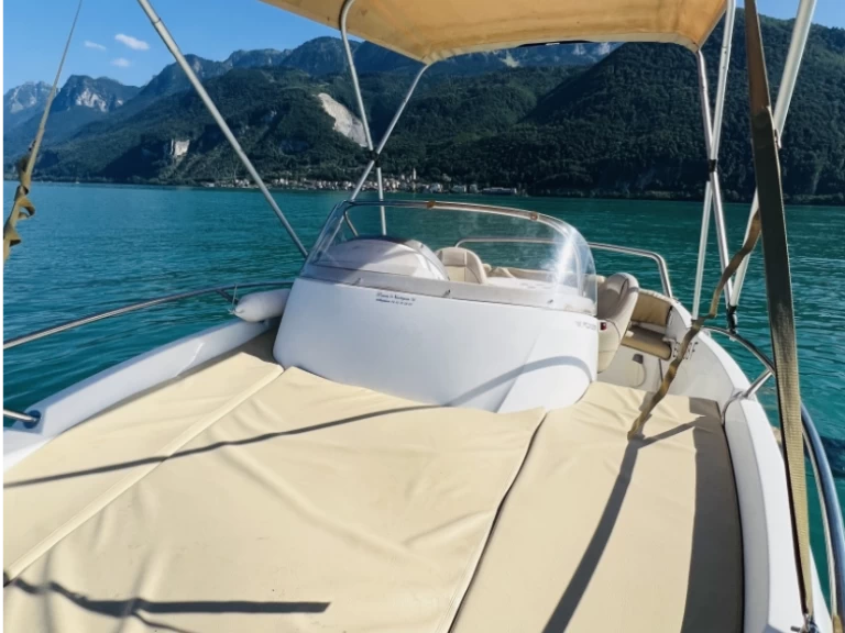 Hire Motorboat Bénéteau with a boat licence