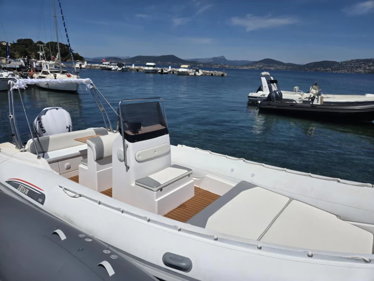 Yacht hire Giens cheap Selva D730