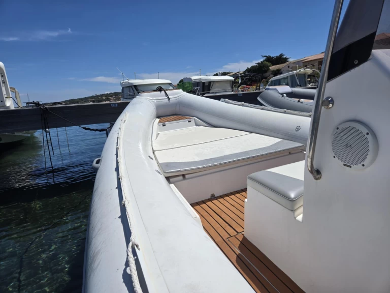 Charter a Selva Selva D730 in Giens on Samboat