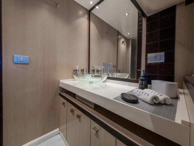 Hire Luxury Yacht Jaguar with a boat licence