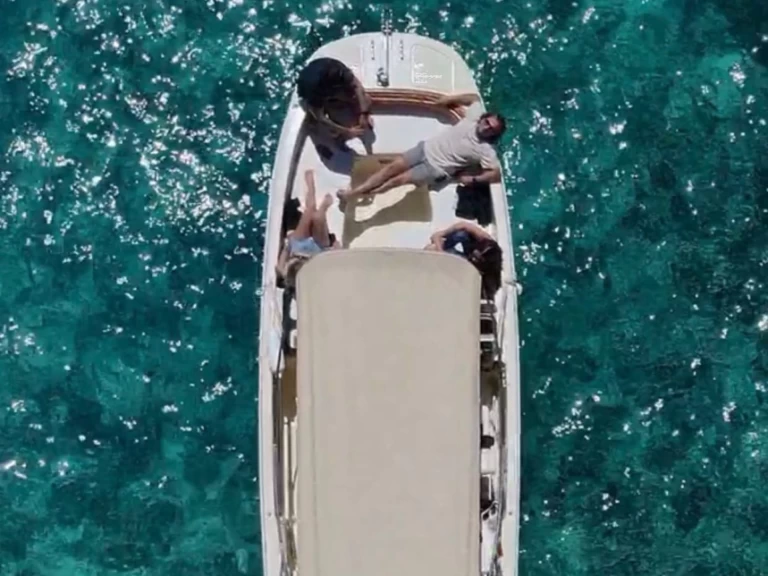 Yacht hire Sant Antoni de Portmany cheap Invictus 200SX