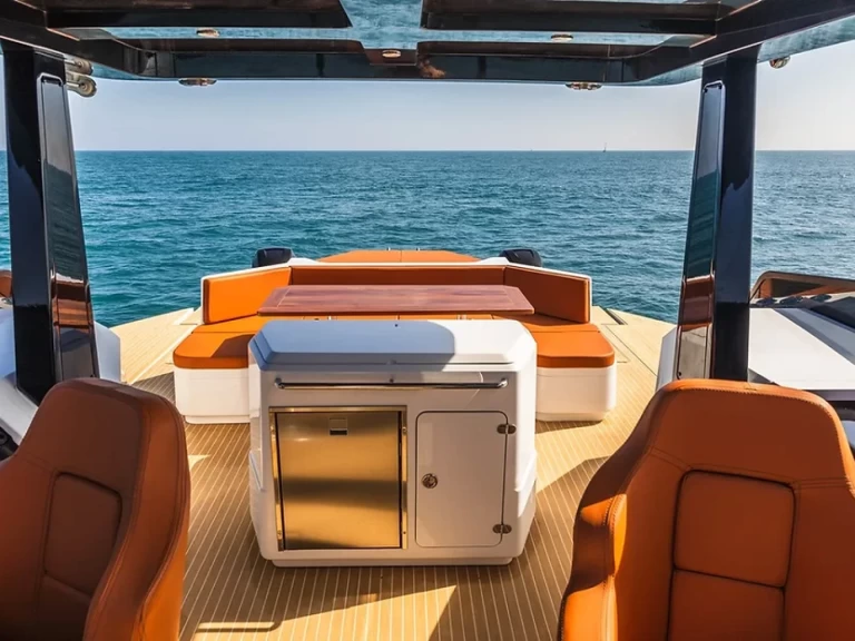 Hire Motorboat HOUSE OF HÜTTER with a boat licence