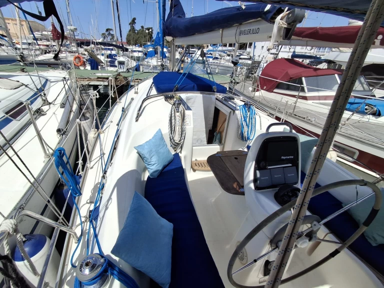 Charter a Bavaria Bavaria 30 Cruiser in Sant Antoni de Portmany on Samboat