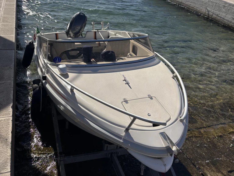 Hire Motorboat Rio with a boat licence