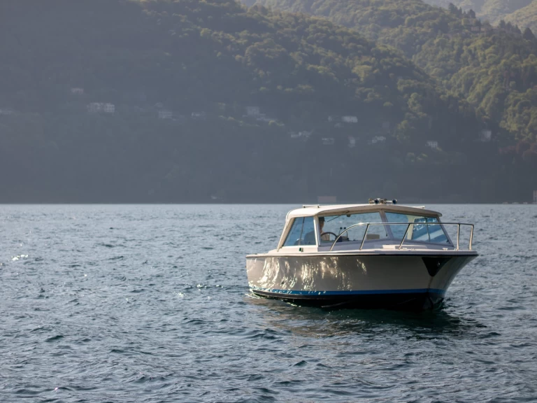 Hire a Bertram Bertram 31 Como (City)